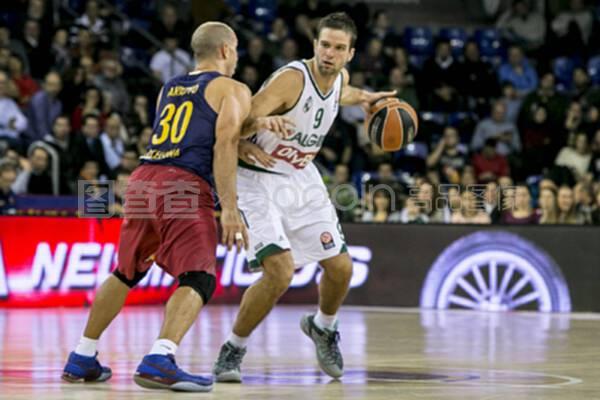 首节哑火随后迅速调整，里夫斯背靠背两战轰下80分（首节低迷迅速回暖，里夫斯背靠背两场砍下80分）