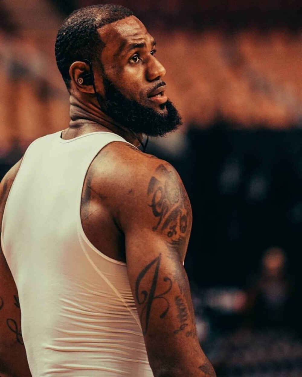 17岁中国少年在美高中拍运动,还清器材贷款（17岁中国少年在美高中拍体育视频，靠作品还清摄影器材贷款）