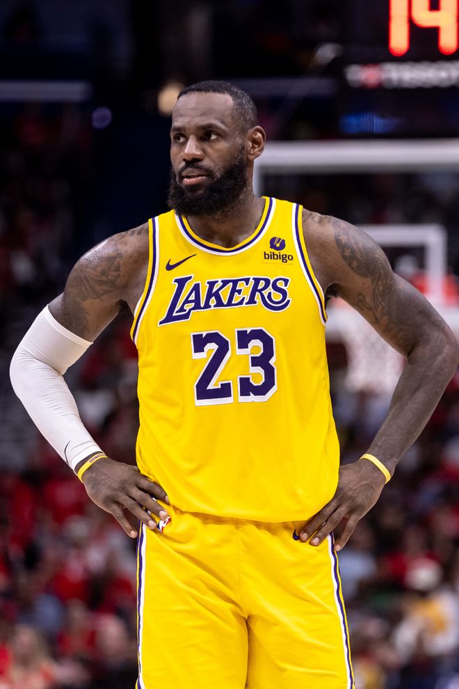 球星突破防线送出关键助攻（王牌强突撕裂防线送出关键助攻）